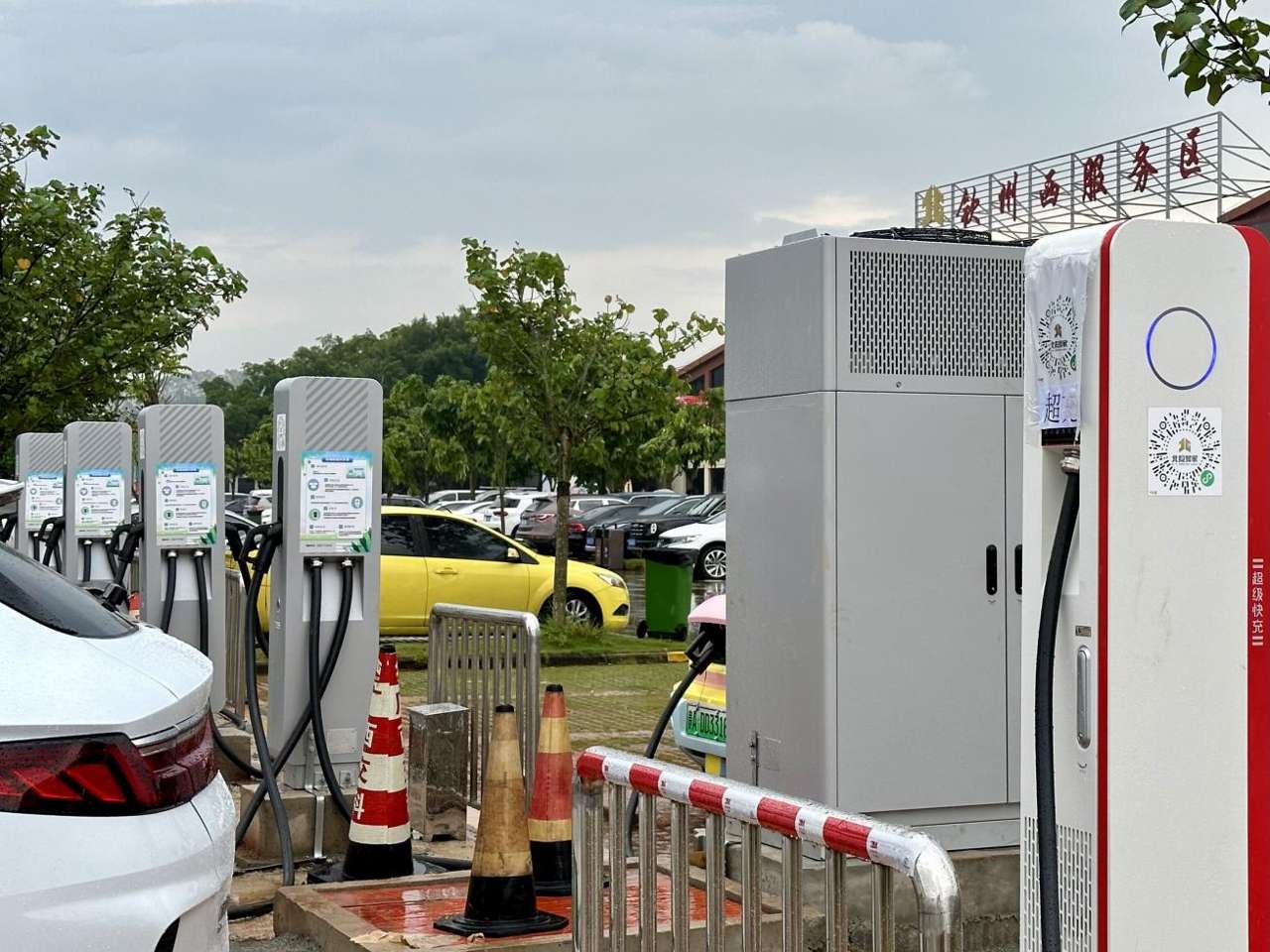 极氪宣布首发12MW全液冷充电桩单枪峰值功率全球第一(图1)