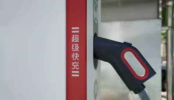 遥遥领先特斯拉!华为打造全液冷超级充电桩充电如加油般!(图1)